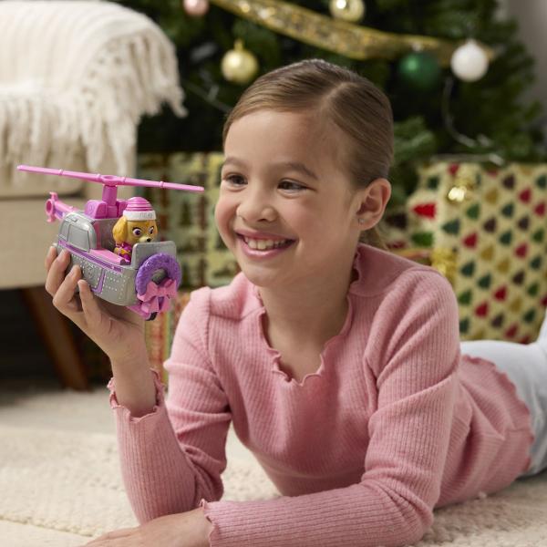 Vehiculul Patrula Catelusilor cu figurina aduce atmosfera festiva direct in joaca celor mici Masinile si elicopterul au design tematic de iarna decorate cu culori vesele detalii de Craciun si accesorii inspirate din sarbatori Fiecare vehicul este realizat cu atentie la detalii si este pregatit pentru misiuni speciale in sezonul rece Joaca devine mai distractiva cu vehicule rezistente usor de manevrat si perfect pentru o colectie completa Paw Patrol Aceste jucarii sunt ideale pentru 