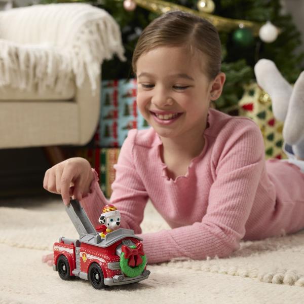 Vehiculul Patrula Catelusilor cu figurina aduce atmosfera festiva direct in joaca celor mici Masinile si elicopterul au design tematic de iarna decorate cu culori vesele detalii de Craciun si accesorii inspirate din sarbatori Fiecare vehicul este realizat cu atentie la detalii si este pregatit pentru misiuni speciale in sezonul rece Joaca devine mai distractiva cu vehicule rezistente usor de manevrat si perfect pentru o colectie completa Paw Patrol Aceste jucarii sunt ideale pentru 