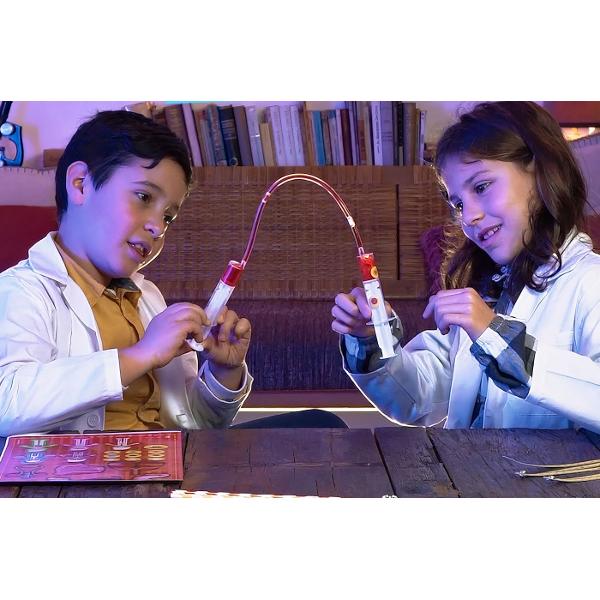 Joc educativ descopera corpul uman Cu acest joc patrunde in fascinanta lume a corpului uman si descopera cum functioneaza diferitele sale sisteme Construieste un schelet articulat simuleaza functionarea plamanilor invata despre muschi sistemul digestiv si circulator si multe altele Exploreaza 12 activitati stiintifice distractive si interactive care iti vor starni curiozitatea si cunostintele despre corpul uman Continut kit seringi manusa plastiline colorate tuburi din plastic 