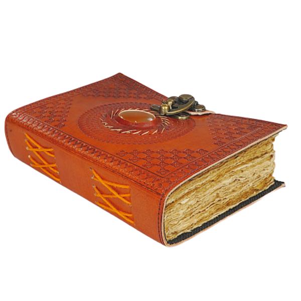 Jurnal Vintage dimensiune 175 x 125 cm coperti din piele naturala cusute manual piatra naturala inserata in coperta hartie lucrata manual din bumbac inchizatoare metalica tip ancora