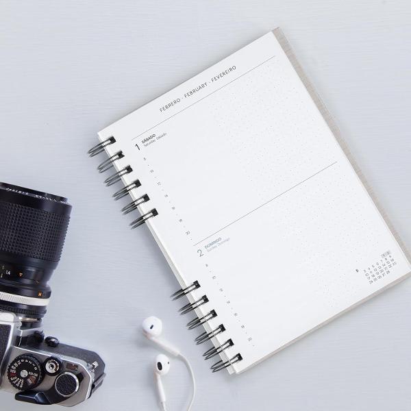 Agenda cu spira Miquelrius Plus 164x218 mm datata zilnic Grey Back to Basics MR34556