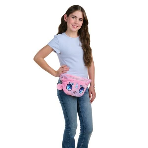 Borseta pufoas&259; Nebulous Stars – personaj Stella transform&259; fiecare ie&537;ire într-o aventur&259; plin&259; de culoare Realizat&259; din material plu&537;at roz &537;i mov lila geanta surprinde prin designul unic de pisicu&539;&259;-unicorn cu urechiu&537;e dr&259;g&259;la&537;e ochi mari str&259;lucitori &537;i detalii cu pietricele decorative&127890; Dimensiuni practice pentru copiiAvând 30 x 16 x 2 cm borseta este 