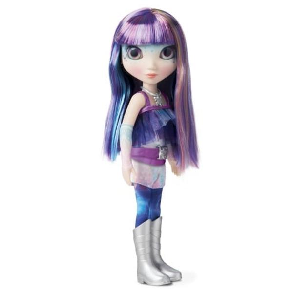 Preg&259;te&537;te-te s&259; fii cucerit&259; de farmecul cosmic al Isadorei una dintre cele mai fascinante personaje din universul Nebulous Stars – o colec&539;ie de p&259;pu&537;i de lux ce încurajeaz&259; creativitatea imagina&539;ia &537;i exprimarea artistic&259; Isadora nu este o simpl&259; juc&259;rie – este o prieten&259; de poveste care poart&259; cu ea misterul &537;i frumuse&539;ea cerului înstelat&128156; Caracteristici 