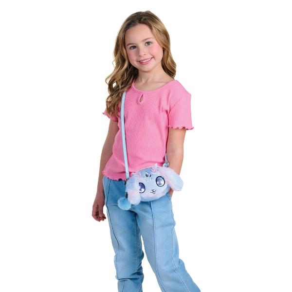 Portofelul pufos&nbsp;Nebulous Stars &ndash; personaj Agatha&nbsp;este un accesoriu mic &537;i fermec&259;tor perfect pentru feti&539;ele care iubesc magia &537;i stilul pastel Realizat din material&nbsp;plu&537; moale roz &537;i albastru portofelul are forma dr&259;gu&539;ului personaj Agatha cu&nbsp;strong data-start575 