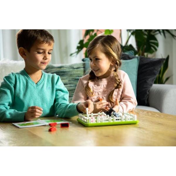 Animalele de la ferm&259; au nevoie de ordine Smart Farmer este un joc captivant de logic&259; ideal pentru copiii de peste 4 ani care &icirc;i provoac&259; s&259; g&259;seasc&259; solu&539;ii ingenioase pentru a separa animalele &537;i a le asigura ap&259; de b&259;utFermierul dispune de doar trei garduri simple pentru a &icirc;mp&259;r&539;i c&acirc;mpul &icirc;n paji&537;ti distincte Provocarea este s&259; a&537;eze gardurile astfel &icirc;nc&acirc;t caii 