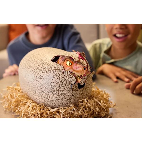 Pregateste-te pentru o experienta preistorica spectaculoasa cu Primal Hatch &ndash; T Rex care iese din ou Sparge coaja misterioasa si descopera un dinozaur urias care prinde viata chiar in fata ta Procesul de eclozare este realist si captivant transformand fiecare moment intr-o aventura plina de suspans si distractie Acest set este perfect pentru copiii pasionati de dinozauri si descoperiri stiintifice oferind ore intregi de joaca imaginativa Priveste cum T Rex-ul se elibereaza din 