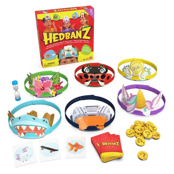 Ce sunt eu In acest joc de ghicit de familie clasic cu actiune rapida jucatorii primesc trei ecusoane pentru scor si fiecare trage un cartonas pe care sa il lipeasca pe banda de pe cap fara sa se uite Cand va vine randul intoarceti cronometrul si puneti intrebari la care se poate raspunde cu &bdquo;da&rdquo; sau &bdquo;nu&rdquo; pentru a afla ce sunteti - animal mancare sau obiect Ghiciti corect si lipiti un ecuson pe banda de pe cap apoi alegeti o alta carte si continuati sa puneti 