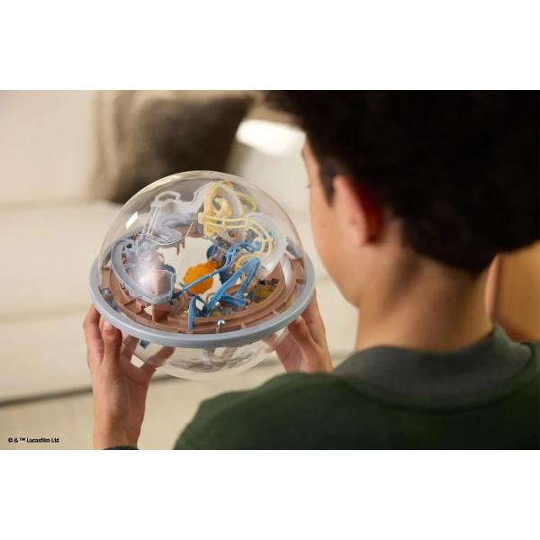 Porneste intr-o calatorie galactica a mintii cu Perplexus Star Wars &ndash; The Mandalorian labirintul 3D care iti testeaza indemanarea si concentrarea Ghideaza bila metalica prin cele peste 80 de obstacole inspirate din universul Star Wars si incearca sa-l eliberezi pe Grogu din interiorul sferei Fiecare miscare conteaza &ndash; inclina roteste si intoarce sfera pentru a naviga prin traseul complex si plin de provocari Designul detaliat si tematica Mandalorian transforma jocul intr-o 
