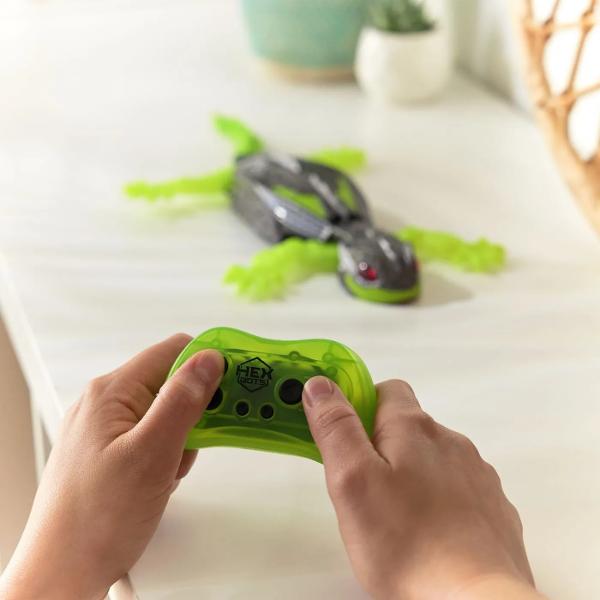 Pregateste-te pentru o experienta spectaculoasa cu Soparla interactiva Gecko verde care urca pe pereti &ndash; Hexbots jucaria care sfideaza gravitatia Cu un design futurist si culori vibrante acest gecko telecomandat se deplaseaza cu usurinta pe suprafete netede oferind ore intregi de distractie interactiva Controlul este simplu si intuitiv iar miscarile realiste transforma fiecare sesiune de joaca intr-o aventura tehnologica Ideal pentru copiii curiosi si pasionati de roboti Gecko 