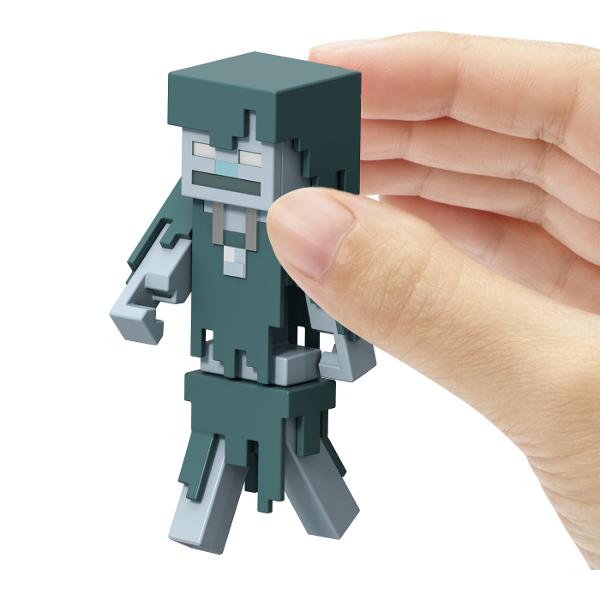 Creeaza exploreaza si supravietuieste cu figurile Minecraft Aceste figurine de actiune au fost create in mod autentic folosind designul pixelat al jocului video asa ca sunt grozave pentru joc si afisare Articulatiile mobile permit personajelor emblematice sa atinga ipostaze de actiune Fiecare figurina vine cu o piesa Build A Portal Jucatorii le pot colecta pe toate pentru a construi un portal complet Minecraft End care este de doua ori mai inalt decat figura Este un cadou grozav pentru 