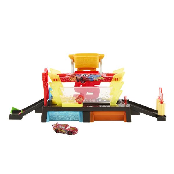 Pregateste-l pe Fulger McQueen pentru cursa cu setul Disney  Acest set interactiv de spalatorie transforma joaca intr-o experienta plina de actiune si culoare Foloseste apa rece si calda pentru a schimba culoarea masinutei si a descoperi efecte spectaculoase in timp real Copiii pot spala clati si usuca masina preferata inainte de a trimite din nou pe pista pentru noi aventuri Include o masinuta Color Changers Fulger McQueen si multiple zone de joaca pentru distractie fara sfarsit Perfect 
