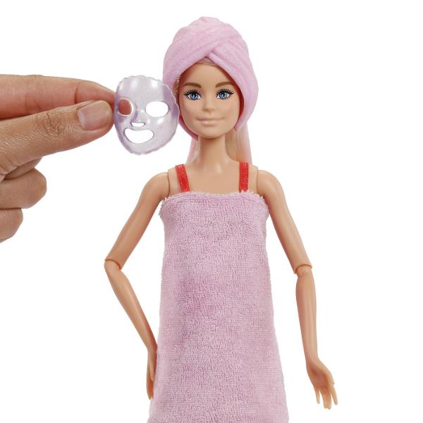 Pregateste-te de o petrecere plina de culoare si surpriza alaturi de Barbie Party Unboxed Fiecare cutie ascunde peste 10 surprize magice inclusiv o papusa Barbie misterioasa accesorii de petrecere si elemente care isi schimba culoarea Deschide fiecare cadou si descopera outfituri stralucitoare decoratiuni si accesorii care transforma orice moment intr-o sarbatoare Experienta de despachetare aduce bucurie si suspans fiind perfecta pentru micii fani Barbie care adora surprizele si magia Un 