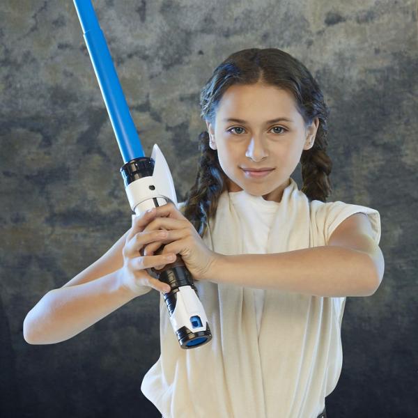 Copiii isi pot imagina propriile dueluri de rol cu sabiile laser Lightsaber Forge cu lame extensibile inspirate din Galaxia Star Wars Copiii cu varsta de 4 ani si peste pot crea o sabie laser si isi pot imagina batalii cu jucarii de rol personalizabile inspirate de armele Jedi si Sith din Galaxia Star Wars Foloseste lama capacul husa si miezul incluse pentru a crea o sabie laser si imagineaza-ti cum valorifica puterea Fortei in timp ce lupta in dueluri cu sabii laser Si cu piese 