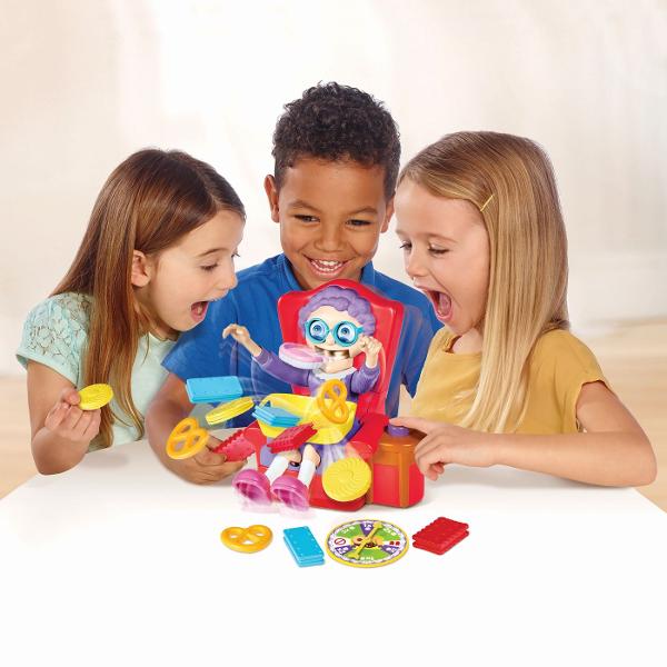 Joc de societate bunicuta lacoma Luati biscuitii dar nu treziti bunicuta Bunicutei ii plac la nebunie biscuitii si vrea sa ii pastreze numai pentru ea Atunci cand bunicuta atipeste este timpul sa ii luati biscuitii Asteptati-va randul si incercati sa ii luati biscuitii dar sa nu cumva sa o treziti Produsul necesita asamblare Jocul contine 1 Bunicuta in fotoliu 2 componente 1 cadran 12 biscuiti