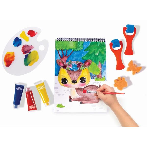 Atelierul de Pictura Junior este setul ideal pentru ca cei mici sa descopere magia artei de la o varsta frageda Copiii invata sa foloseasca pensulele sabloanele si accesoriile incluse pentru a-si exprima creativitatea si a se familiariza cu tehnicile de pictura Pot picta desenele gata facute din paginile preimprimate ale blocului de desen in acuarela urmand instructiunile din ghidul ilustrat dar pot crea si propriile opere de arta lasandu-si imaginatia libera Cu sortul pus micii 