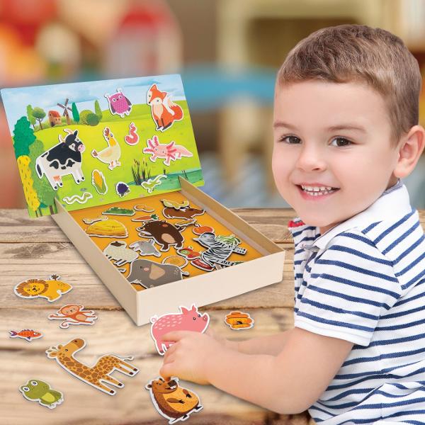Happi Hobbi  prezinta aceasta jucarie magnetica cu animale educativa si distractiva care ii introduce pe copii in lumea fascinanta a animalelor Setul contine 41 de magneti din carton si o plansa magnetica ce se introduce in taieturile laterale ale cutiei transformand-o intr-o &bdquotabla&rdquo interactiva pe care copilul poate muta piesele cu usurinta creand scenarii originale si povestiri pline de imaginatie Fiecarui animalut ii corespunde un habitat si un tip de hrana pe care 