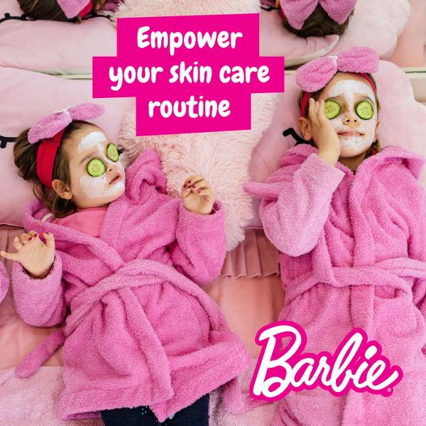 Set Barbie primul meu spa Pregateste-te pentru o aventura captivanta in care creativitatea se intalneste cu ingrijirea personala Experimenteaza o calatorie completa la spa cu acest set de activitati Barbie pentru fete descoperind in acelasi timp secretele stiintifice care fac spa-urile atat de relaxante si benefice Continutul kitului abtibilduri Barbie sare de mare baza de parfum tropical baza de sapun spatula de lemn pipete Pasteur colorant cosmetic roz eprubete cu capac manusi 