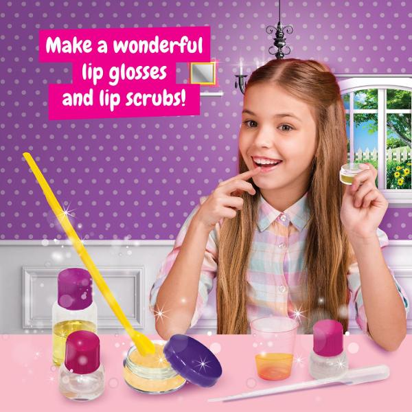 Cu aceasta jucarie educativa micul laborator de luciu de buze vei invata cum sa creezi propriile luciuri de buze si scruburi Exploreaza-ti culorile preferate personalizeaza si parfumeaza-ti glossurile si distreaza-te realizand produse cosmetice uimitoare invatand in acelasi timp stiinta ingrijirii buzelor Continutul kitului pahar gradat mic baza de parfum dulce ceara de albine alba ulei de ricin pipeta Pasteur spatula recipient pentru luciu de buze