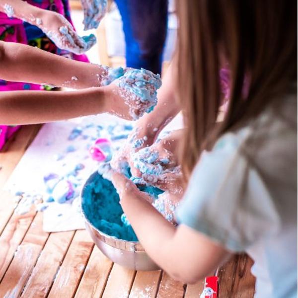 Distreaza-te creand bombe de baie colorate fantastice cu acest set Invata sa realizezi experimente chimice educative uimitoare si lasa-ti imaginatia sa zboare cu aceasta jucarie de baie fantastica Pregateste-le si urmareste efectul lor efervescent incredibil Continutul setului spatule de lemn forme pentru bilele efervescente pentru baie amidon bicarbonat de sodiu acid citric pipete Pasteur pahar mic de masurat sclipici roz pigment cosmetic albastru