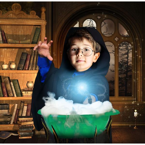 Set stiinta vrajitorilor Ti-ai imaginat vreodata ca intri intr-o scoala a vrajitoriei stiintifice Invata cum sa faci obiectele sa leviteze la ora de farmece si cum sa creezi cerneala invizibila si culori teleportante la ora de potiuni Daca dovedesti ca esti un adevarat vrajitor s-ar putea chiar sa descoperi creaturi magice si sa inveti cum sa faci un ou de dragon Continutul kitului cutie de magie forma de carte  clasa pana ochelari de vrajitor carduri MagiZoologie card pentru 