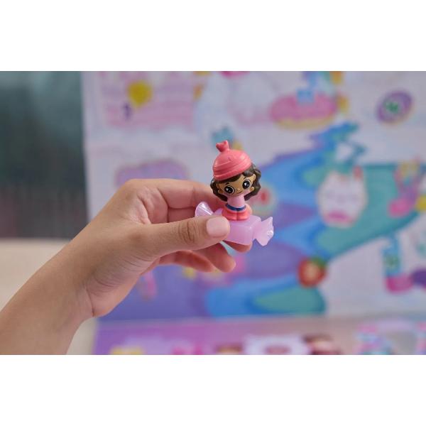 Magia filmului Gabby in Advent dulcele calendar surpriza de iarna 2025 contine 24 de usi cu personaje si accesorii exclusive inspirate de filmul Gabby Figurine exclusive in spatele usilor se afla o figurina exclusiva Gabby intr-un aspect de film cei 9 prieteni ai ei pisici un suport pentru figurina si accesorii dragute Creeaza o lume de jocuri de iarna micile jucarii surpriza pot fi combinate intr-o lume de iarna imaginativa &ndash; ideala pentru aventuri creative in zile cu zapada 