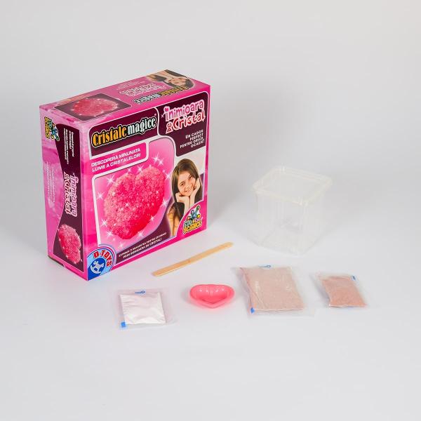 &Icirc;n lumea feti&539;ei tale totul e roz Micu&539;a ta ador&259; inimioarele &537;i accesoriile feminine care &icirc;i decoreaz&259; camera Ofer&259;-i Inimioara de cristal de la ROOVI un set creativ &537;i o activitate distractiv&259; &537;i educativ&259;Copiii ador&259; s&259; creeze cu m&acirc;inile lor obiecte decorative pe care le p&259;streaz&259; pentru ei sau le ofer&259; &icirc;n dar celor dragi Setul creativ EduScience Inimioar&259; de cristal 