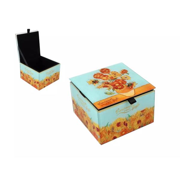 P&259;streaz&259;-&539;i bijuteriile sau micile comori într-o cutie elegant&259; inspirat&259; de celebra pictur&259; “Sunflowers” a lui Vincent van Gogh Aceast&259; cutie din sticl&259; imprimat&259; cu motive florale aduce un strop de rafinament &537;i lumin&259; oriunde o a&537;ezistrong data-start474 