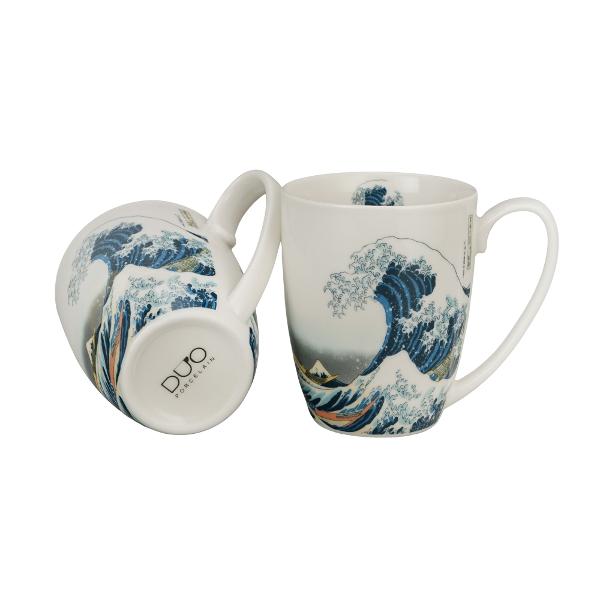 Acest set elegant de dou&259; c&259;ni aduce &icirc;n casa ta un strop de art&259; japonez&259; &mdash; fiecare can&259; este decorat&259; cu celebra scen&259; &bdquo;The Great Wave off Kanagawa&rdquo; reprodus&259; cu aten&539;ie la detalii &icirc;n tonuri alb&226;&128;&145;albastre rafinate Por&539;elanul fin folosit face ca fiecare can&259; s&259; fie delicat&259; la atingere dar &537;i rezistent&259; potrivit&259; pentru utilizare 