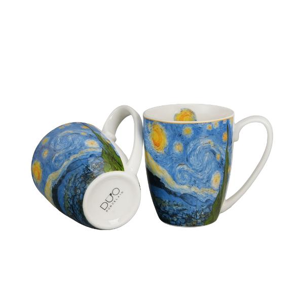 Acest set rafinat de dou&259; c&259;ni aduce magia &bdquo;Nop&539;ii &icirc;nstelate&rdquo; direct &icirc;n buc&259;t&259;ria ta Fiecare can&259; este decorat&259; cu o reproducere atent realizat&259; a celebrului tablou Starry Night &mdash; cerul nocturn plin de nuan&539;e intense de albastru v&acirc;rtejuri luminoase &537;i accente galbene &mdash; astfel &icirc;nc&acirc;t fiecare b&259;utur&259; devine un mic moment de art&259; &537;i 