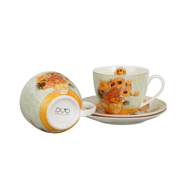 Setul de 2 ceÅti cu farfurioare „Sunflowers” aduce în casa ta un strop de artÄ Èi un aer vesel inspirat de celebra picturÄ cu floarea-soarelui Realizat din porÅ£elan de calitate setul se remarcÄ prin culorile calde Èi vibrante — galben portocaliu Èi tonuri naturale — care adaugÄ un plus de eleganÈÄ Èi energie fiecÄrei 