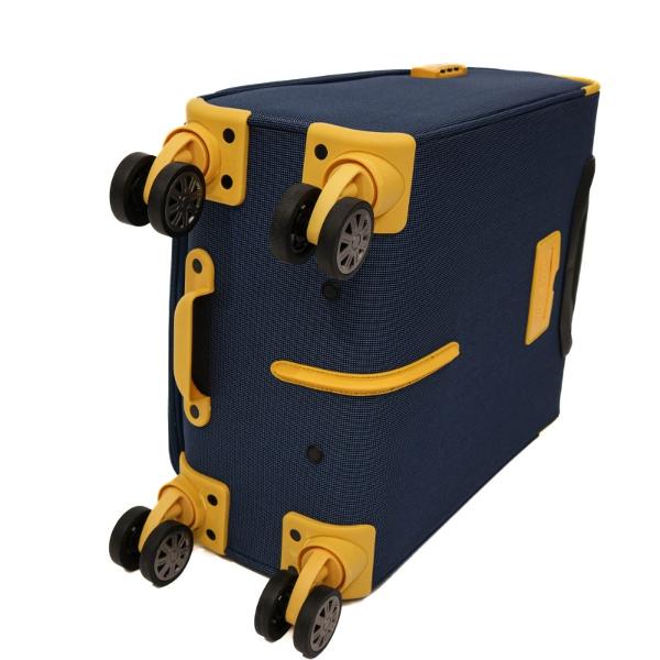 Material impermeabilTroler cu 4 roti prevazut cu un buzunar frontal cu fermoar&nbsp;Placuta identificareManer lateral si superior pentru toate dimensiunile si de asemenea maner plastic in partea de jos a trolerului pentru o manevrare mai usoaraSuport plastic in partea din spate care protejeaza trolerul la urcarea scarilor si protectii cauciuc pentru colturile troleruluiInteriorul este captusit in totalitate si prezinta curele elastice pentru 