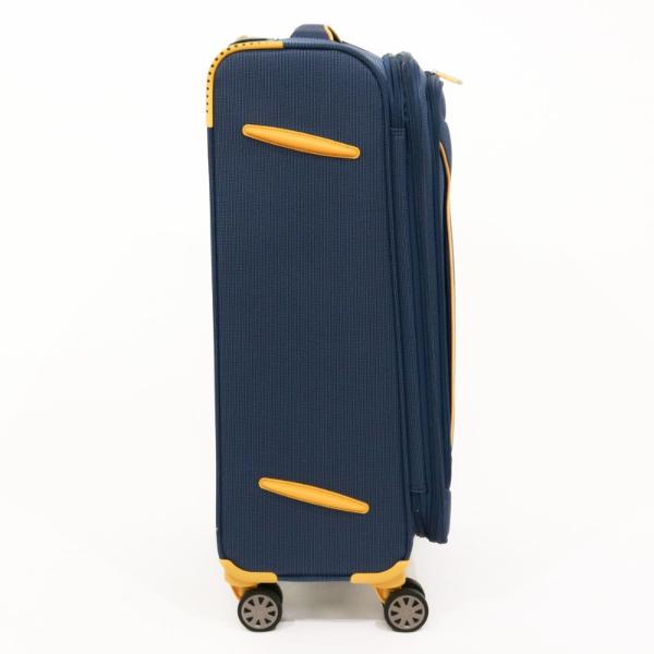 Material impermeabilTroler cu 4 roti prevazut cu un buzunar frontal cu fermoar&nbsp;Placuta identificareManer lateral si superior pentru toate dimensiunile si deasemenea maner plastic in partea de jos a trolerului pentru o manevrare mai usoaraTroler mediu si mare expandabil 30 spatiuTrolerul mare si mediu au in partea opusa manerului lateral 2 picioruse transversale care permit asezarea trolerului fara a atinge solul evitandu-se astfel 