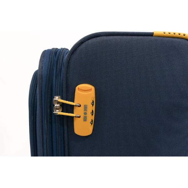 Material impermeabilTroler cu 4 roti prevazut cu un buzunar frontal cu fermoar&nbsp;Placuta identificareManer lateral si superior pentru toate dimensiunile si deasemenea maner plastic in partea de jos a trolerului pentru o manevrare mai usoaraTroler mediu si mare expandabil 30 spatiuTrolerul mare si mediu au in partea opusa manerului lateral 2 picioruse transversale care permit asezarea trolerului fara a atinge solul evitandu-se astfel 