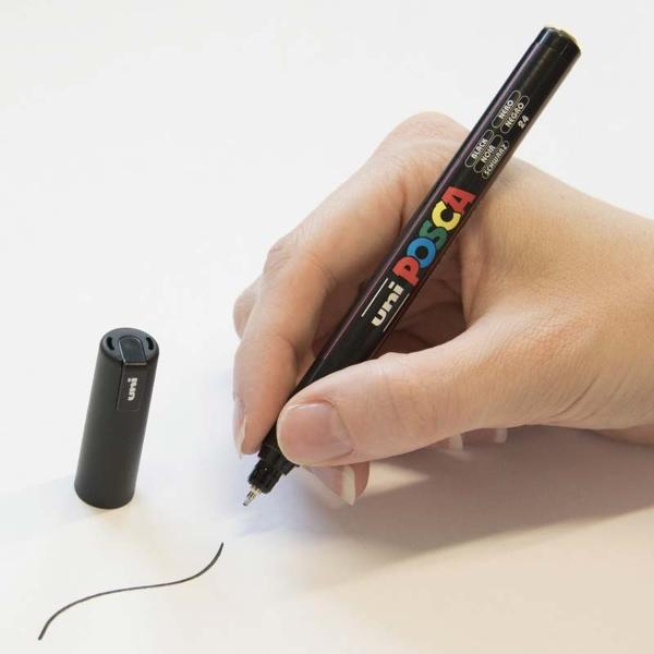 Setul de 8 markere UNI Posca PC-1MR Metallic M1513 ofer&259; precizia unui instrument profesional &537;i str&259;lucirea culorilor metalice fiind ideal pentru arti&537;ti ilustratori graficieni &537;i pasiona&539;i de craft Cu v&acirc;rf extra-fin de 07 mm &icirc;mbr&259;cat &icirc;n metal pentru durabilitate &537;i control aceste markere sunt perfecte pentru detalii contururi fine &537;i accente decorativeCele 8 culori metalizate argintiu auriu albastru 