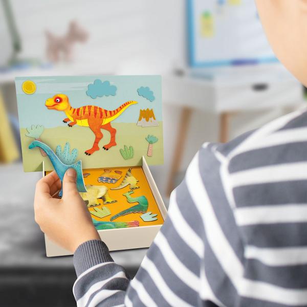 O jucarie magnetica amuzanta cu 45 de magneti care ii ajuta pe copii sa descopere lumea fascinanta a dinozaurilor Cei mici se familiarizeaza cu numele si caracteristicile acestora si se distreaza asamblandu-i dupa imaginile de pe fisele educative incluse Jucaria stimuleaza spiritul de observatie si atentia la detalii intrucat copiii trebuie sa combine corect partile magnetice pentru a recrea dinozaurii specifici O activitate educativa si creativa care imbina invatarea cu distractia perfecta 