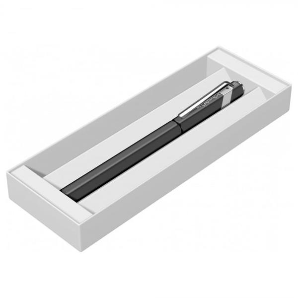 Set Stilou Caran dAche 849 Black  Notes Velvet A5 BlackSetul contine- Stilou Caran dAche 849&nbsp;&nbsp;- Notes Velvet A5&nbsp;192 pagini 80 gmpStilou Caran DAche 849Accesorii din otel inoxidabil cromat Clipul este din otel inoxidabil placat cu cromCapac hexagonal din aluminiu lacuit in camp electrostatic cu pulbere de culoare neagra Capacul se inchide prin 