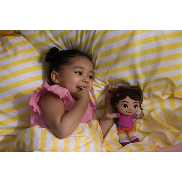 Acest plus inspirat din universul Dora este realizat din materiale moi si placute la atingere fiind ideal pentru joaca imbratisare si momentele de relaxare ale copiilor Designul colorat si prietenos il face usor de recunoscut si atractiv iar dimensiunea sa este potrivita pentru mainile celor mici putand fi oriunde cu usurinta Jucaria incurajeaza jocul de rol imaginatia si dezvoltarea emotionala oferind copiilor un companion de incredere in aventurile zilnice Este o alegere potrivita 