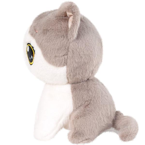 Aceasta pisicuta de plus impresioneaza prin ochisorii mari si stralucitori care ii confera o expresie plina de inocenta si curiozitate Textura moale si catifelata invita la imbratisari iar forma sa bine proportionata sau face ideala pentru joaca decor sau pentru a fi oferita cadou Detaliile brodate precum conturul ochilor si gurita jucausa adauga un plus de personalitate transformand jucaria intr-un companion irezistibil pentru copii Stand ferm in pozitie verticala pisicuta transmite o 