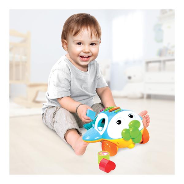 Jucaria Avion de Tras cu Activitati de la Winfun este o jucarie interactiva ce combina distractia cu invatarea Avionul include o activitate de sortare a formelor stimuland copiii sa invete despre formele geometrice triunghi inima cerc si patrat Prin tragerea avionului ochii si elicea se misca iar copiii vor auzi sunete vesele si melodii Aceasta jucarie incurajeaza invatarea literelor numerelor identificarea formelor si pronuntarea unor fraze amuzante Modul de muzica educativ include 