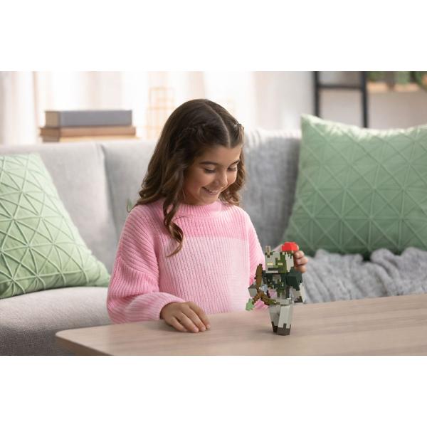 Creeaza exploreaza si supravietuieste cu figurile Minecraft Aceste figurine de actiune au fost create in mod autentic folosind designul pixelat al jocului video asa ca sunt grozave pentru joc si afisare Articulatiile mobile permit personajelor emblematice sa atinga ipostaze de actiune Fiecare figurina vine cu o piesa Build A Portal Jucatorii le pot colecta pe toate pentru a construi un portal complet Minecraft End care este de doua ori mai inalt decat figura Este un cadou grozav pentru 