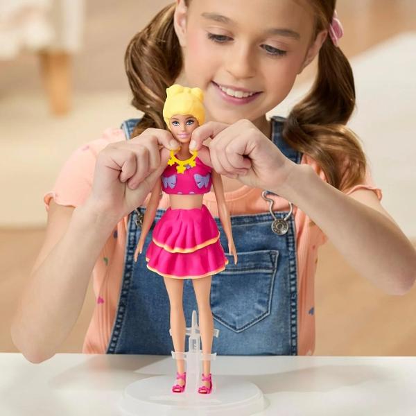 Creeaza stiluri super dragute cu setul Volanase si Fundite Este usor si distractiv sa creezi haine pentru papusa Barbie Play-Doh cu acest kit de arte si mestesuguri Pur si simplu aseaza papusa pe suport foloseste foaia cu modele Play-Doh si decupatoarele pentru a croi rochite Barbie si imbrac-o in cele mai creative moduri imaginabile Ofera-i diferite coafuri Play-Doh cu ajutorul matritei de par sau copiii isi pot face propriile coafuri manual Adauga accesorii pentru papusa Barbie cum ar fi 