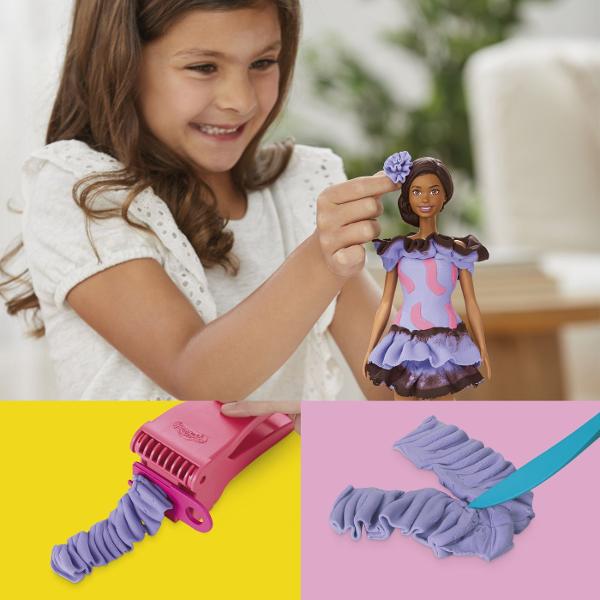 Creeaza stiluri super dragute cu setul Fashionista Ruffles Este usor si distractiv sa creezi haine pentru papusa Barbie Play-Doh cu acest kit de arte si mestesuguri Pur si simplu aseaza papusa pe suport foloseste foaia cu modele Play-Doh si decupatoarele pentru a croi rochite Barbie si imbrac-o in cele mai creative moduri imaginabile Ofera-i 2 coafuri Play-Doh diferite cu matritele pentru par scurt si lung sau copiii isi pot face propriile coafuri manual Adauga accesorii pentru papusa 