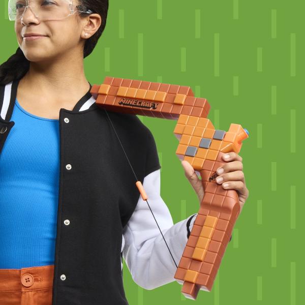 Nerf si Minecraft colaboreaza pentru a crea blastere unice pentru bataliile tale Nerf Arcul Nerf Minecraft este inspirat de arcul din popularul joc video Bucura-te de realism cu un arc cu raza lunga de actiune transpus din joc in viata reala tragand inapoi de coarda si eliberand-o pentru a lansa o sageata Arcul Nerf Minecraft include 8 sageti Nerf N1 oficiale care asigura distanta precizie si viteza extreme Blasterul are o capacitate pentru o singura sageata cu caracteristici realiste 