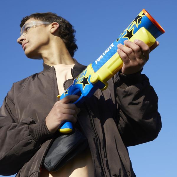 Lansatorul Nerf Fortnite Half Tone Hero este inspirat de echipamentul folosit in Fortnite si vine in ambalajul Half Tone Hero Wrap din popularul joc video Include un cod bonus pentru a debloca Half Tone Hero Wrap in joc Lansatorul Nerf are o teava cu deschidere pentru o modalitate distractiva de a incarca darts Are o capacitate de 6 darts si include 12 darts din spuma Nerf Elite oferindu-ti proiectile suplimentare pentru reincarcare Dispune de o actiune cool de amorsare cu ciocan Cu 