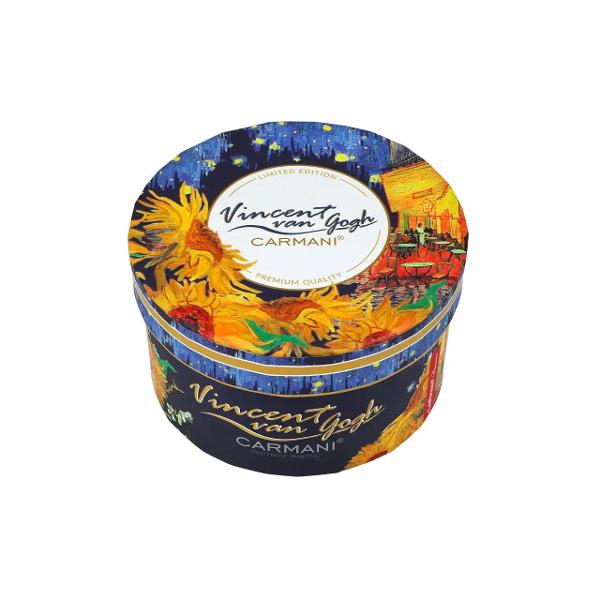 Ceasca pentru espresso din portelan inspirata de celebra pictura&nbsp;Van Gogh &ndash; Cafe at Night aduce arta direct in momentele tale de relaxare Cu un design rafinat si culori vibrante aceasta ceasca transforma fiecare espresso intr-o experienta vizuala aparte Realizata din portelan de calitate este rezistenta si placuta la atingere fiind ideala pentru uz zilnic sau pentru a fi oferita cadou iubitorilor de arta Capacitatea de 100 ml 