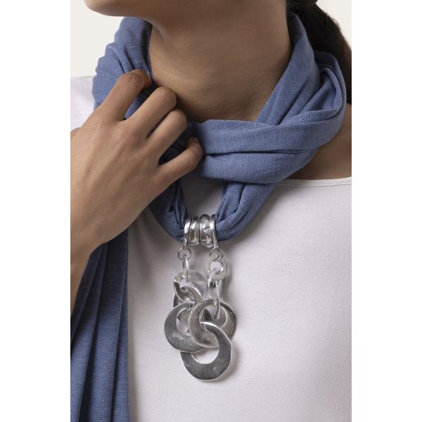 Esarfa Vestopazzo &bdquo;Scarf Drop&rdquo; este un accesoriu casual-chic perfect pentru orice tinuta de zi cu zi Realizata din jersey moale si placut la atingere aceasta esarfa adauga stil si confort putand fi purtata in multiple moduri pentru a completa outfiturile cu usurintaDesignul simplu si elegant este completat de un pandantiv in forma de picatura fabricat din aluminiu 100 reciclat care confera un accent 