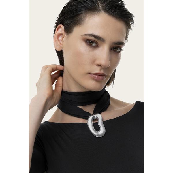 Colierul Vestopazzo Collana Jersey Stone model A10601 este o piesa statement ce imbina estetica organica cu un spirit sustenabil fiind creat manual pentru un look casual-chic care tranziteaza cu usurinta de la tinutele de zi la cele de searaDesign si MaterialePendant Stone Shape Piesa centrala este un pandantiv din aluminiu 100 reciclat lucrat artizanal pentru a obtine o forma fluida inspirata de naturaBanda Jersey Lycra Pandantivul este 