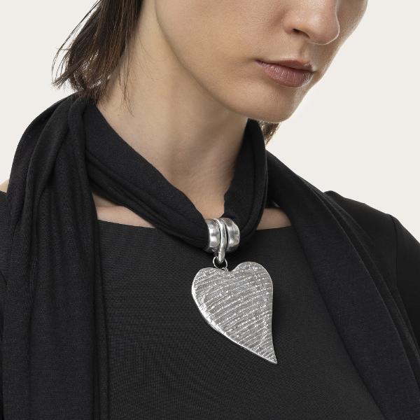 Esarfa Vestopazzo &bdquo;Scarf Drop&rdquo; este un accesoriu casual-chic perfect pentru orice tinuta de zi cu zi Realizata din jersey moale si placut la atingere aceasta esarfa adauga stil si confort putand fi purtata in multiple moduri pentru a completa outfiturile cu usurintaDesignul simplu si elegant este completat de un pandantiv in forma de inima fabricat din aluminiu 100 reciclat care confera un accent 