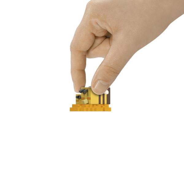 Colectia Minecraft Mini Mode Mining include un set de jucarii care va captiva imaginatia copiilor Fiecare set contine un container o figurina un accesoriu si nisip modelabil Figurinele Mini Mode sunt disponibile in diferite ipostaze amuzante si sunt fidele designului pixelat specific jocului Minecraft Aceste figurine vor aduce jocul preferat al copiilor direct in mana lor Pot fi colectionate si pot fi utilizate pentru a crea povesti palpitante si aventuri nebanuite Containerele tematice 