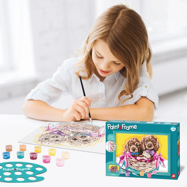 Pictaza si Inrameaza  Catelusi Adorabili este setul perfect pentru micii artisti care vor sa isi exprime creativitatea prin culoare si sa creeze o adevarata opera de arta Bazat pe tehnica de colorare pe numere acest set ii invata pe copii sa coloreze cu atentie si precizie imbunatatindu-si astfel talentul artistic rabdarea si abilitatile motorii fine La final fiecare copil se va bucura de o pictura reusita gata de inramat si expus cu mandrie Satisfactie si bucurie garantata 